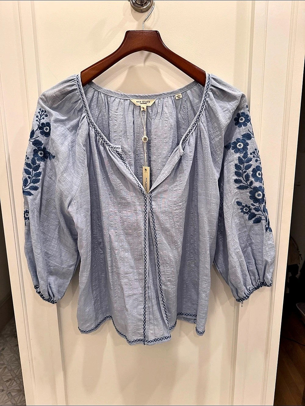 NWT Max Studio London Floral Embroidered Blouse in Blue & White Size Medium